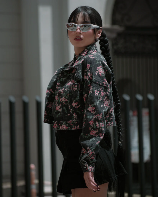 chaqueta negra estampada flores